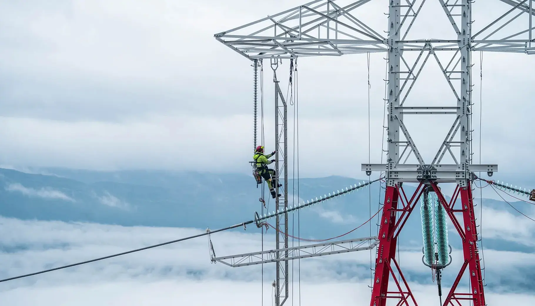 Statnett har fullført byggingen av den første 420 kV-kraftledningen mellom Midt-Norge og Sør-Norge. Bildet er tatt under arbeid med fjordspennet mellom Frønningen og Dueskar over Sognefjorden.
Foto: Isabel Haugjord / Statnett Statnett har fullført byggingen av den første 420 kV-kraftledningen mellom Midt-Norge og Sør-Norge. Bildet er tatt under arbeid med fjordspennet mellom Frønningen og Dueskar over Sognefjorden.
Foto: Isabel Haugjord / Statnett