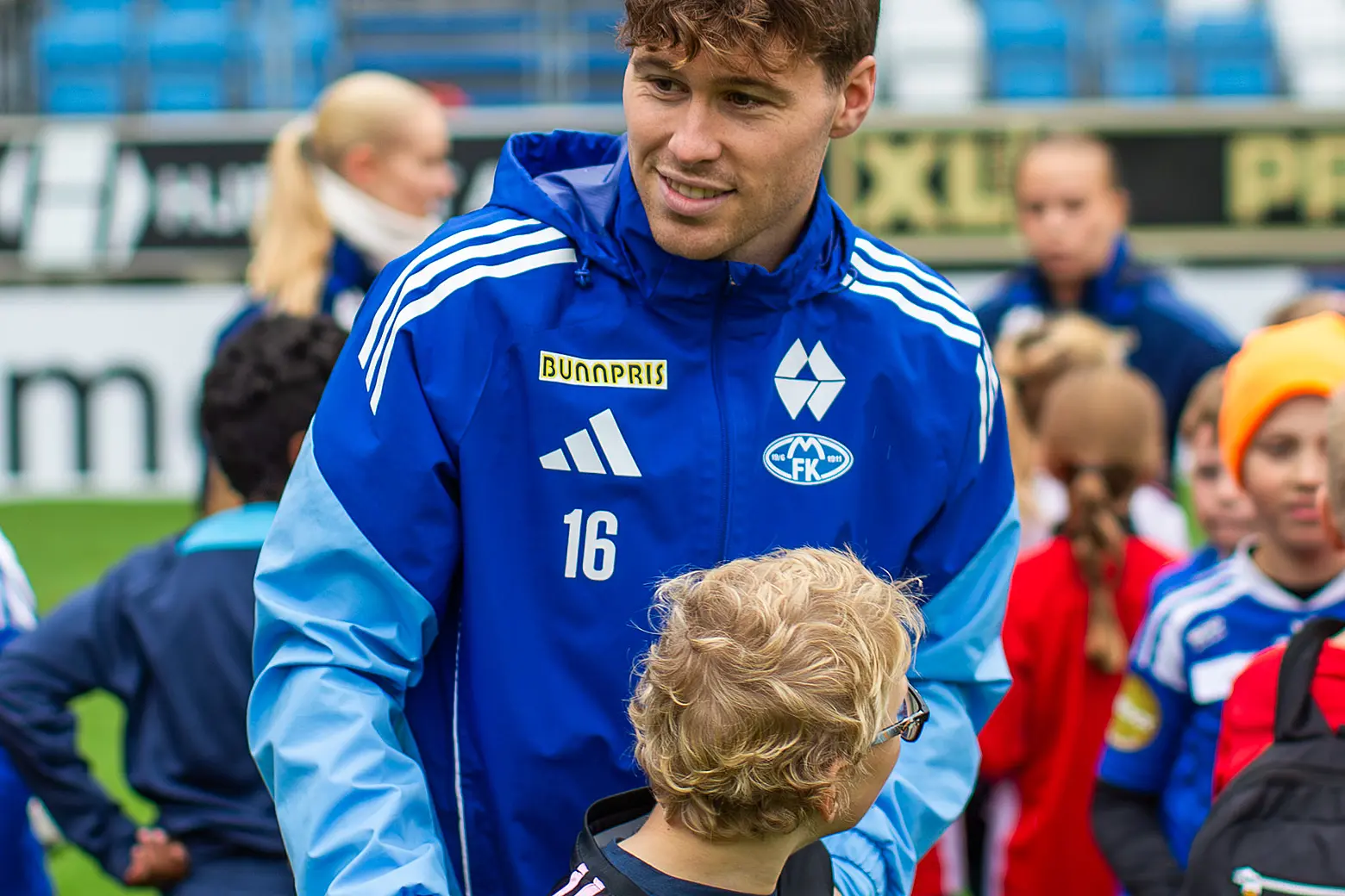På Barnas dag får barna være tett på proffene i MFK. På Barnas dag får barna være tett på proffene i MFK.