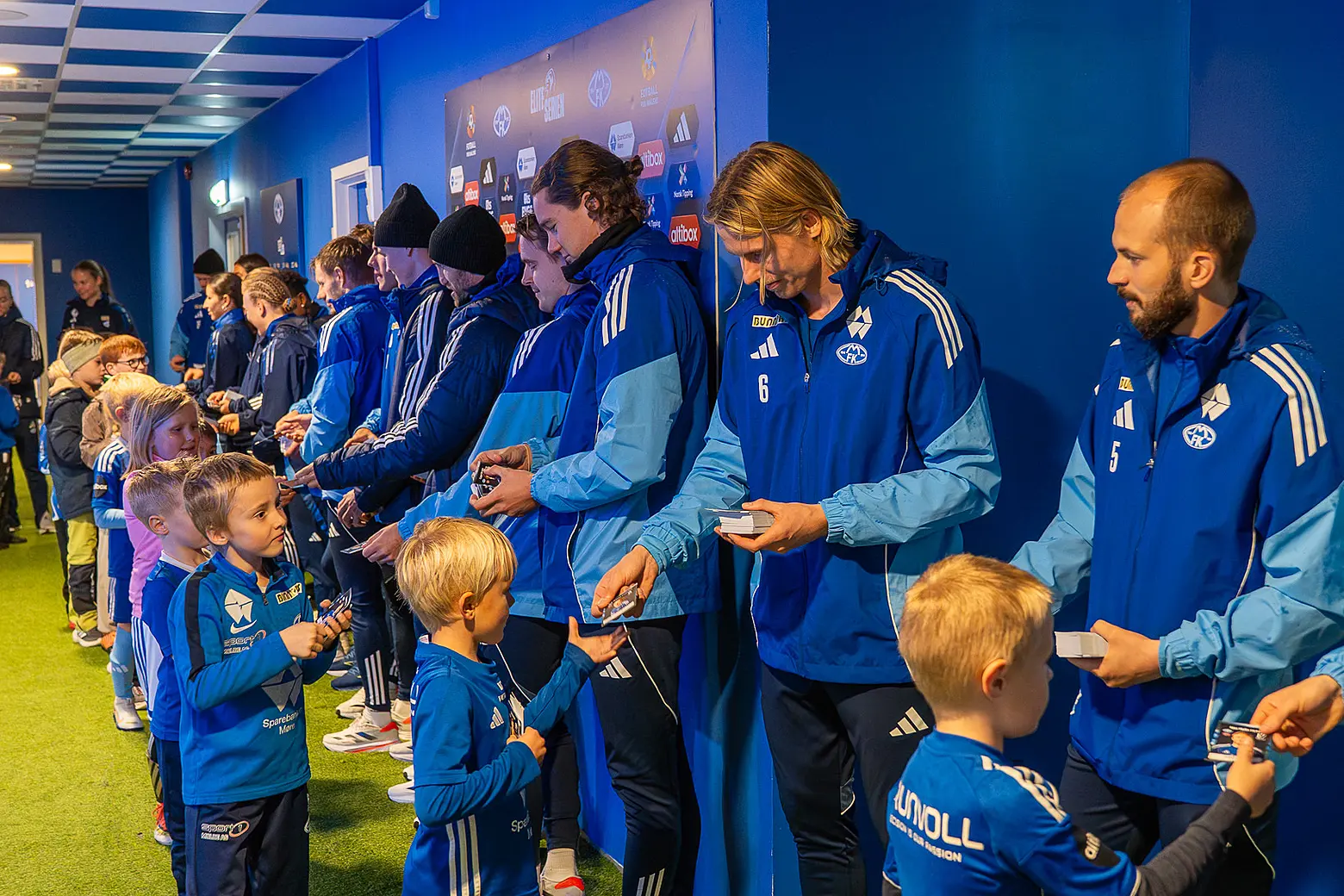 Avslutningsvis blir det tid for autografer og high-fives Avslutningsvis blir det tid for autografer og high-fives