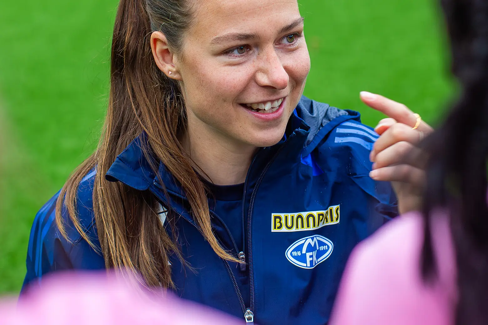 Du får spille med stjernene fra både herre- og kvinnelaget. Du får spille med stjernene fra både herre- og kvinnelaget.