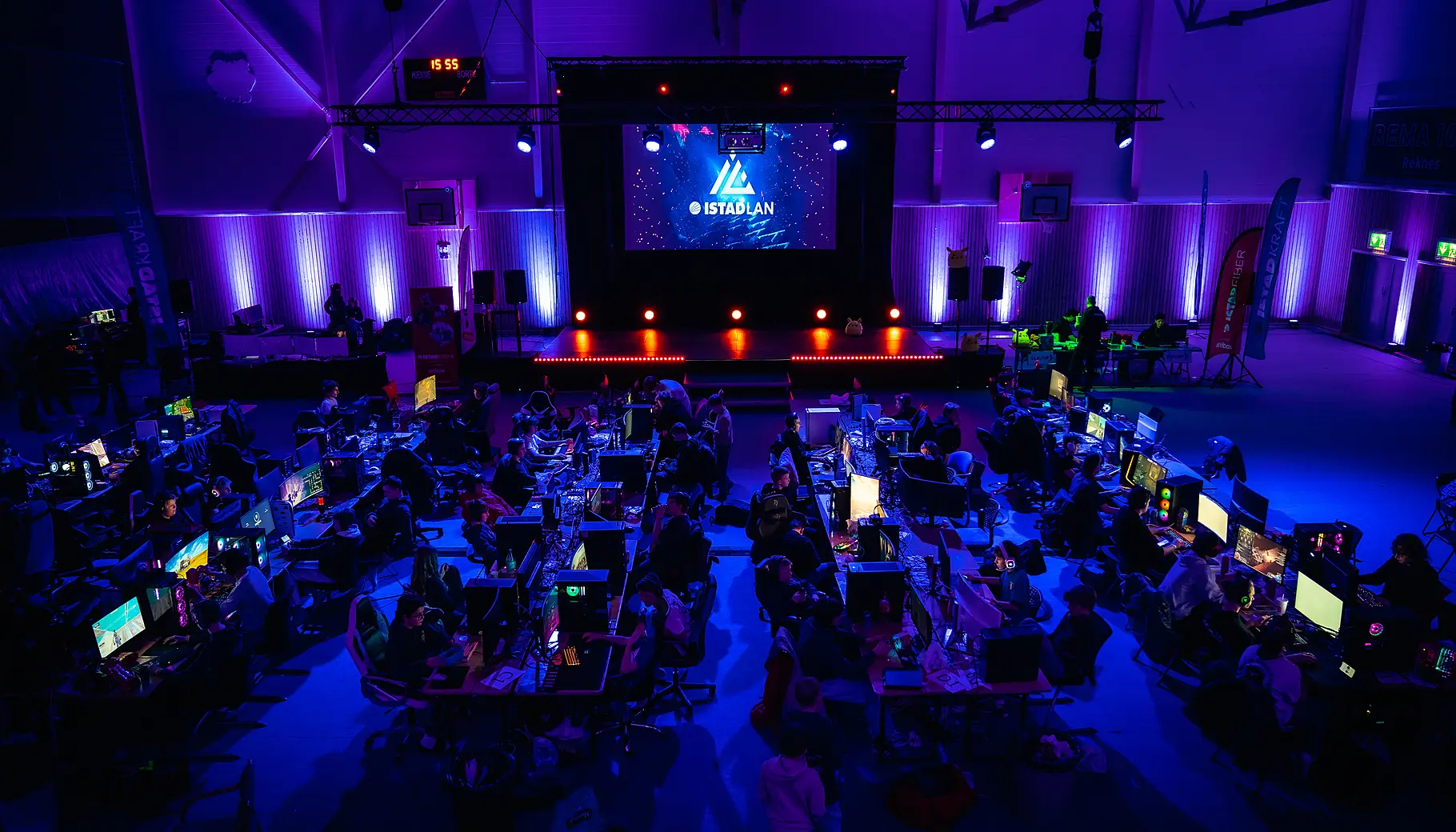 IstadLAN 2025 skapte en elektrisk atmosfære der gaming, konkurranser og fellesskap smeltet sammen. Foto: Istad Kraft IstadLAN 2025 skapte en elektrisk atmosfære der gaming, konkurranser og fellesskap smeltet sammen. Foto: Istad Kraft